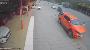 Ôtô vượt phải tông văng tài xế xe đang đỗ