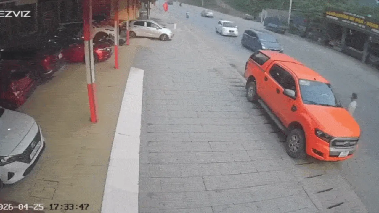 Ôtô vượt phải tông văng tài xế xe đang đỗ