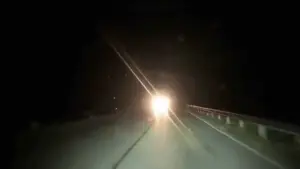 Pha đánh lái cứu mạng người đi bộ trong đêm