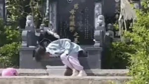 Phía sau câu chuyện bé gái đòi ngủ cạnh mộ ông bà