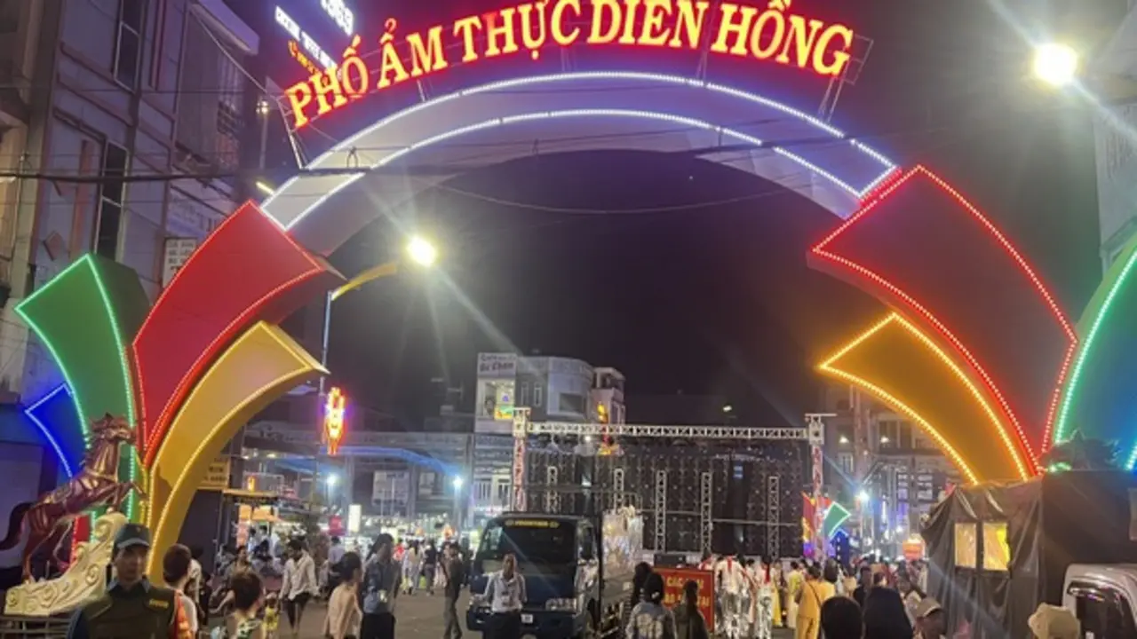 Phở 2 tô và loạt món ngon hút khách ở phố ẩm thực Diên Hồng