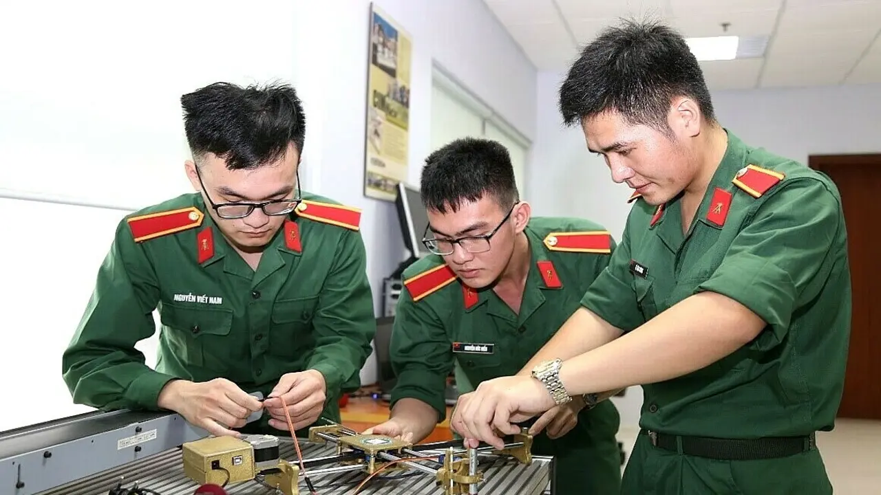 Phong thẳng hàm thượng úy cho kỹ sư quân đội tài năng