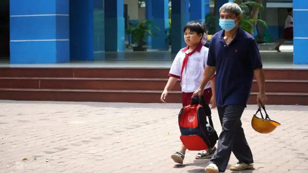 Phụ huynh chật vật đưa đón sau vụ ngộ độc ở Bình Quới Tây