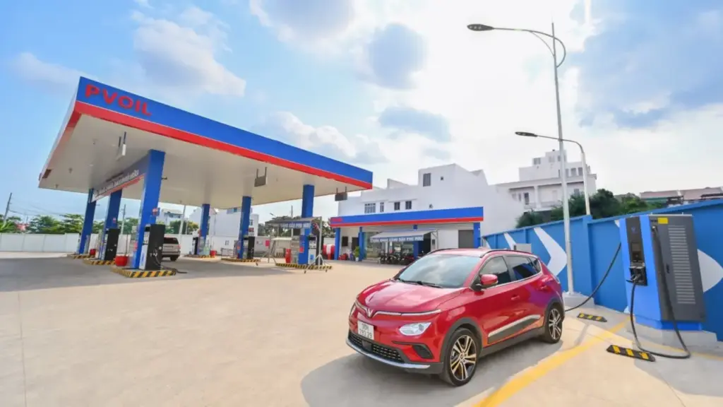 PVOIL nói không ngại xe điện và chính sách hạn chế xe xăng