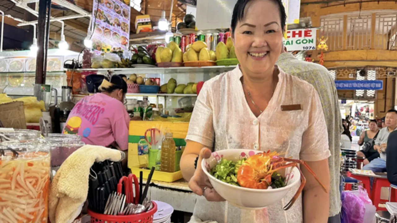 Quán ngon khu chợ Bến Thành: Bún tôm càng 120.000 đồng/tô; bún riêu gánh Việt kiều mê...