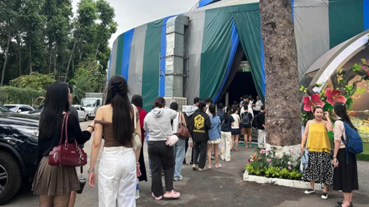 Rạp xiếc Công viên Gia Định có gì mà người dân xếp hàng dài đến xem?