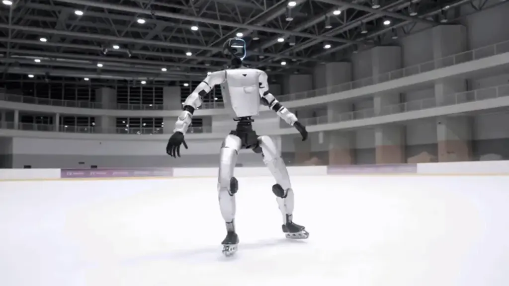 Robot hình người Trung Quốc trượt patin, lướt trên sân băng