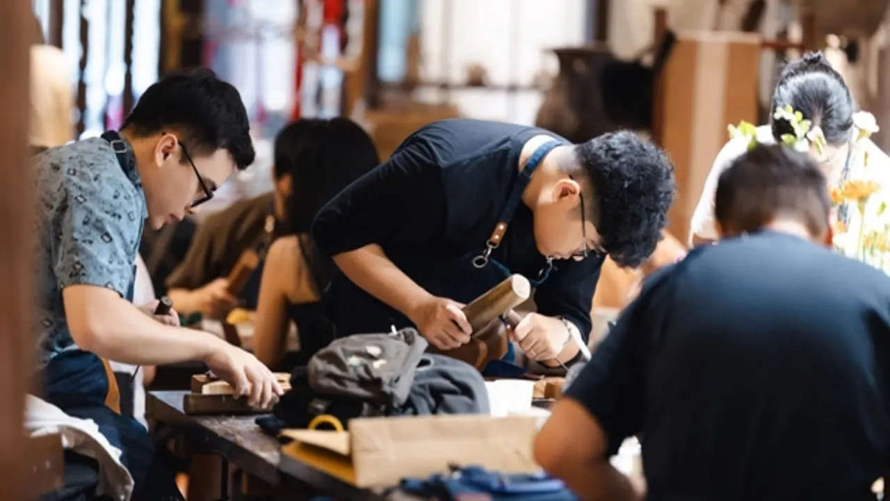 Rời xa màn hình, người trẻ đi tìm sự tĩnh lặng bên đất sét và gỗ