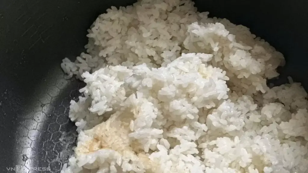 Sai lầm khi ăn cơm nguội gây ngộ độc
