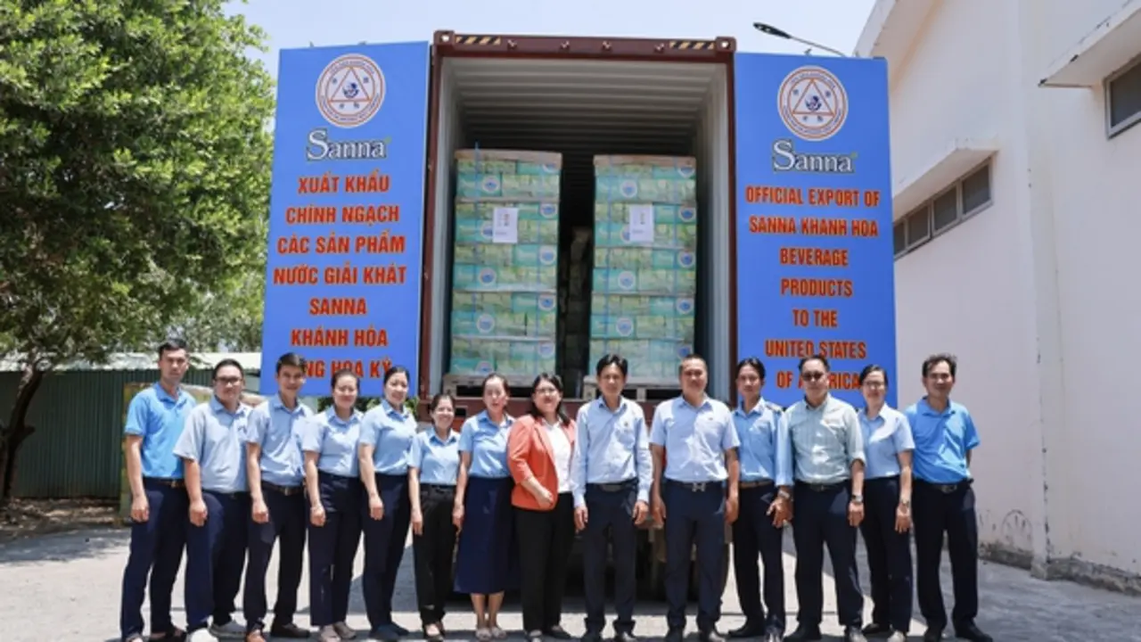 Sanna Khánh Hòa lần đầu xuất khẩu gần 4.000 thùng nước giải khát sang thị trường Hoa Kỳ