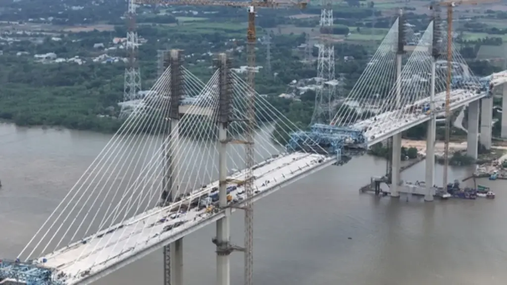 Sắp hợp long cầu dây văng tĩnh không cao nhất Việt Nam, gỡ "nút thắt" cao tốc Bến Lức - Long Thành