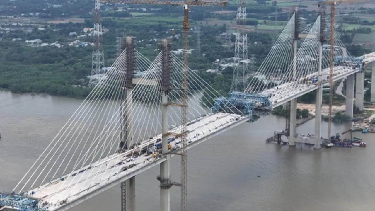 Sắp hợp long cầu dây văng tĩnh không cao nhất Việt Nam, gỡ "nút thắt" cao tốc Bến Lức - Long Thành