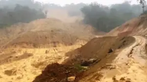 Sạt lở nghiêm trọng ở xã vùng cao Đà Nẵng, người dân được cảnh báo khẩn