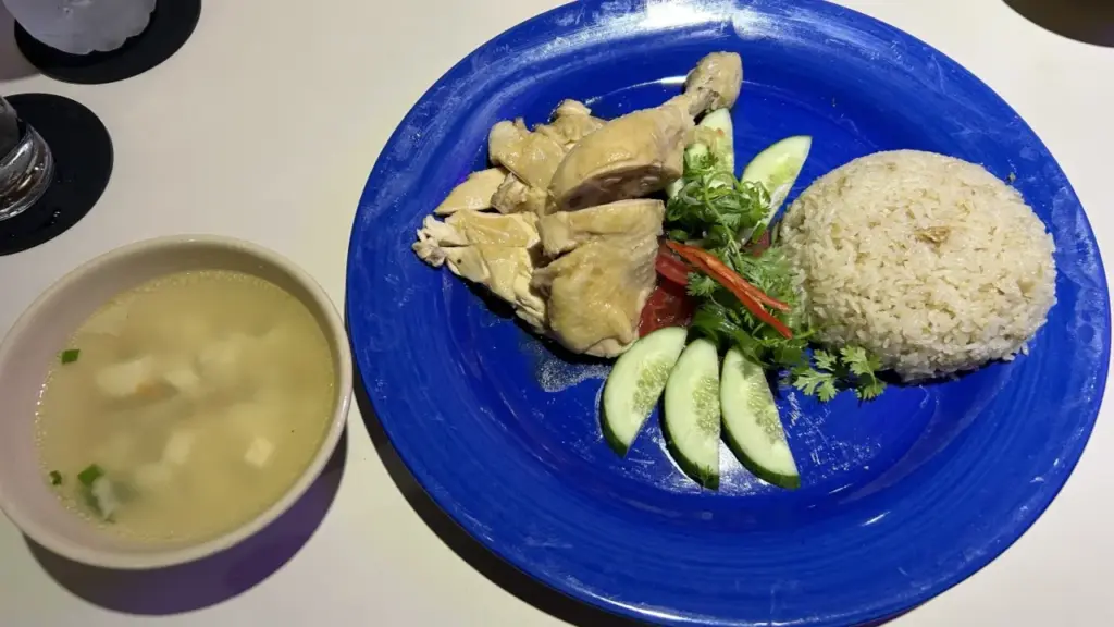 'Số phận' của cơm gà Hải Nam ở Đông Nam Á