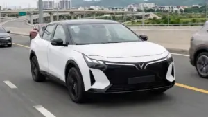 SUV lạ mang logo VinFast tiếp tục lộ diện: Cụm đèn mới, tay nắm cửa ẩn như BMW, có ADAS
