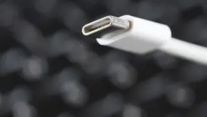 Tại sao cùng một sợi cáp USB-C mà máy này sạc nhanh, máy kia lại không?