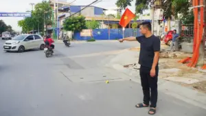 Tài xế mải dùng điện thoại, tông xe làm chết nữ lao công
