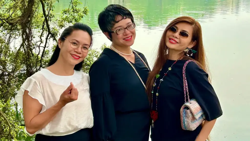 Tam ca 3A ngẫu hứng hát bên Hồ Gươm