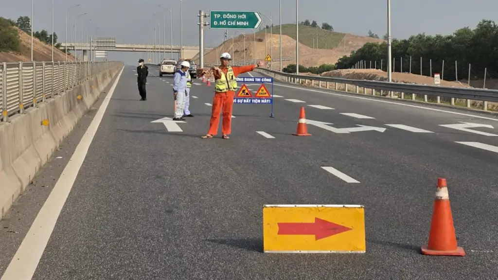 Tạm đóng từng đoạn cao tốc từ Vũng Áng - Cam Lộ để lắp giá long môn phục vụ thu phí