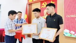 Tặng giấy khen cho hai nam sinh cứu nữ sinh nhảy cầu
