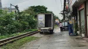 Tàu hỏa dừng khẩn cấp, chờ ôtô rời hành lang an toàn