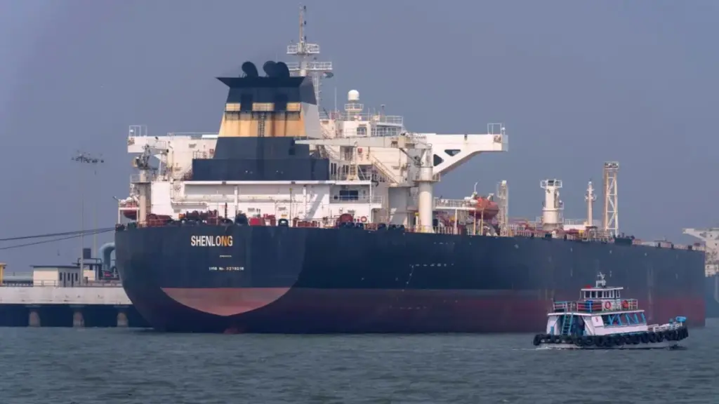 Tàu thuyền di chuyển đông đúc tại eo biển Hormuz chưa?