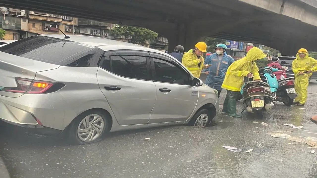 Taxi sụt hố sâu trên đường Hà Nội