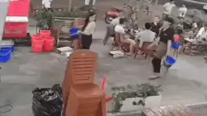 Thanh niên đá vào mặt nữ quản lý quán nhậu bị công an mời làm việc
