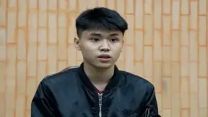 Thanh niên “phê thuốc” lái xe máy tông rào chắn của công an