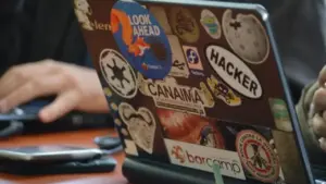 Thói quen trang trí laptop có thể khiến máy nhanh xuống cấp