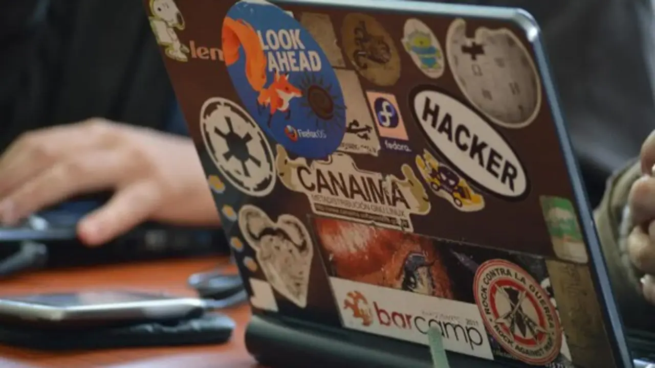 Thói quen trang trí laptop có thể khiến máy nhanh xuống cấp