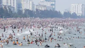 Thời tiết mát mẻ, biển Sầm Sơn đông nghịt khách tắm