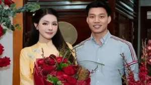 Thời trang sánh đôi của hậu vệ Vũ Văn Thanh và bạn gái