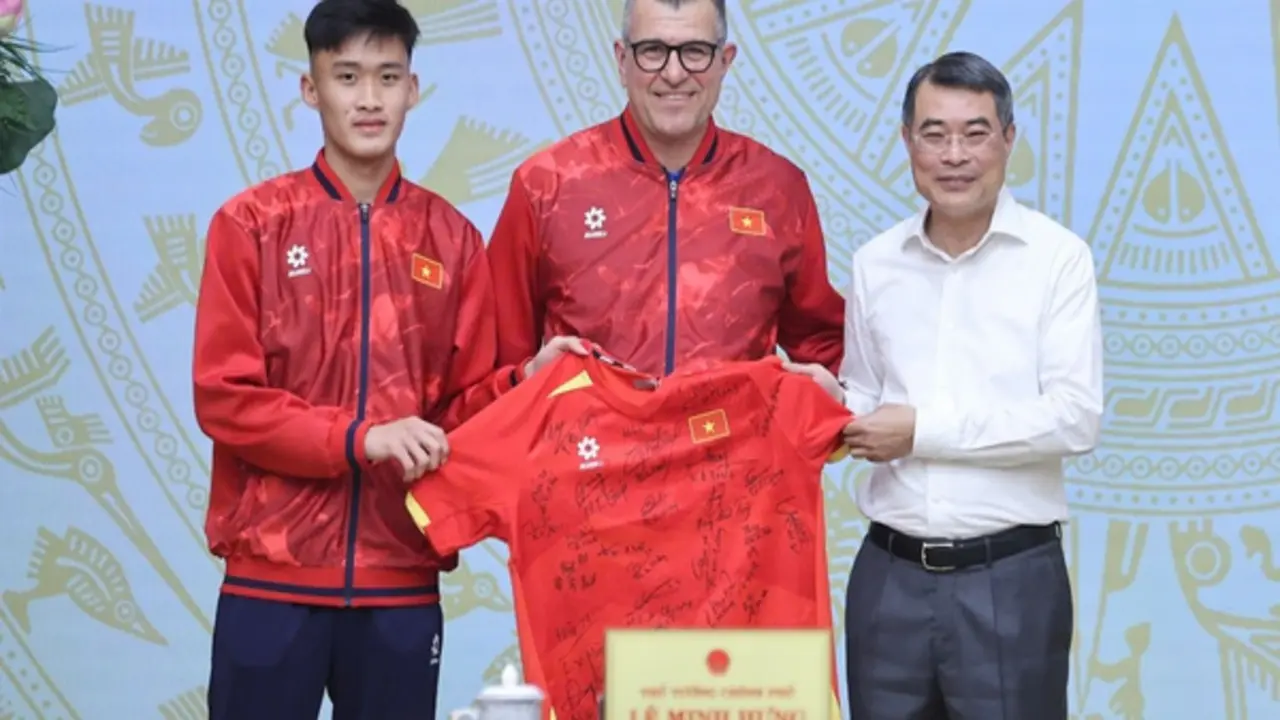Thủ tướng Lê Minh Hưng gặp mặt, chúc mừng U.17 Việt Nam: ‘Mong đội giành những chiến thắng lớn hơn’