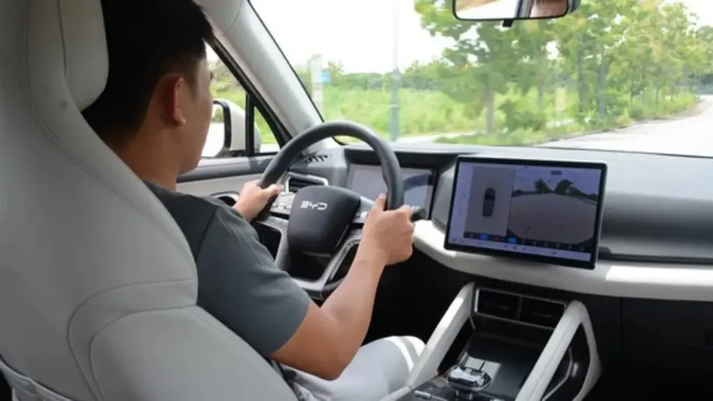 Thuê ô tô điện tự lái dịp lễ, cần lưu ý gì?