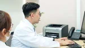 Tiểu nhiều lần dù ít uống nước không hẳn do suy thận