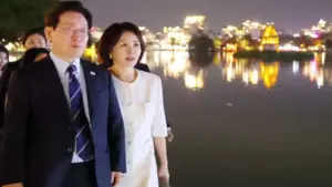 Tổng thống Hàn Quốc và Phu nhân dạo hồ Hoàn Kiếm