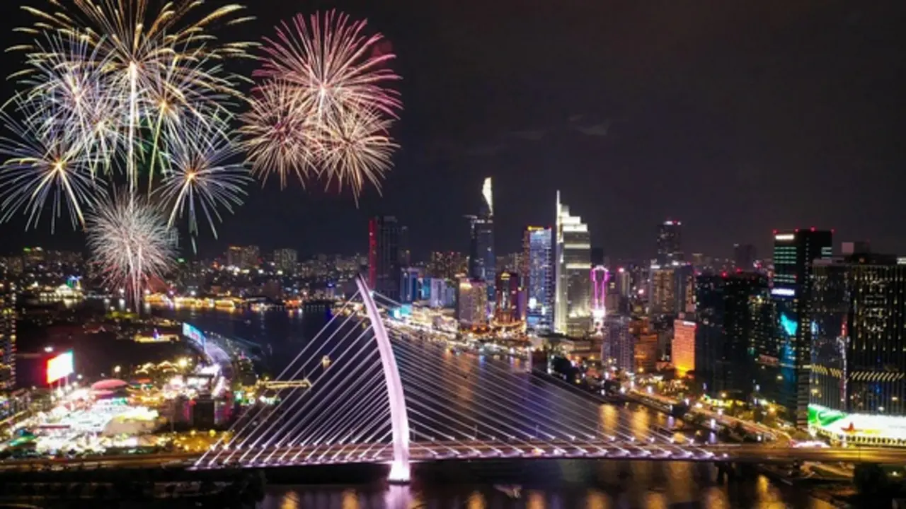 TP.HCM bắn pháo hoa 30.4: Cấm xe hàng loạt tuyến đường, người dân cần lưu ý
