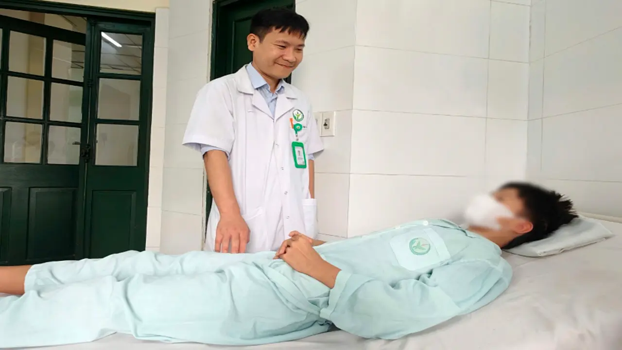 Trò đùa dựng bút bi trên ghế khiến nam sinh rách niệu đạo
