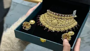 Vàng đắt đỏ, cô dâu Nam Á tìm đến trang sức mỹ ký
