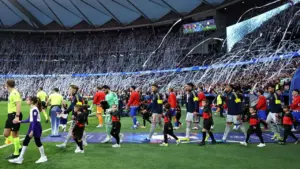 Vì sao trận đấu giữa Atletico Madrid và Arsenal tràn ngập giấy vệ sinh?