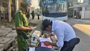 Vĩnh Long: 'Xóa sổ' xe hợp đồng trá hình tuyến cố định