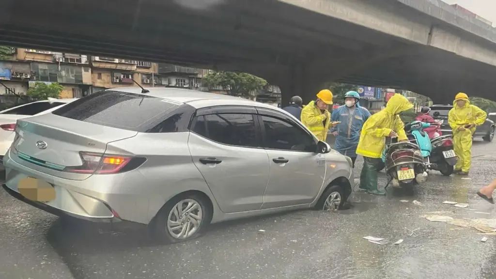 Vỡ nắp cống trên đường Khuất Duy Tiến, xe taxi tụt bánh xuống hố