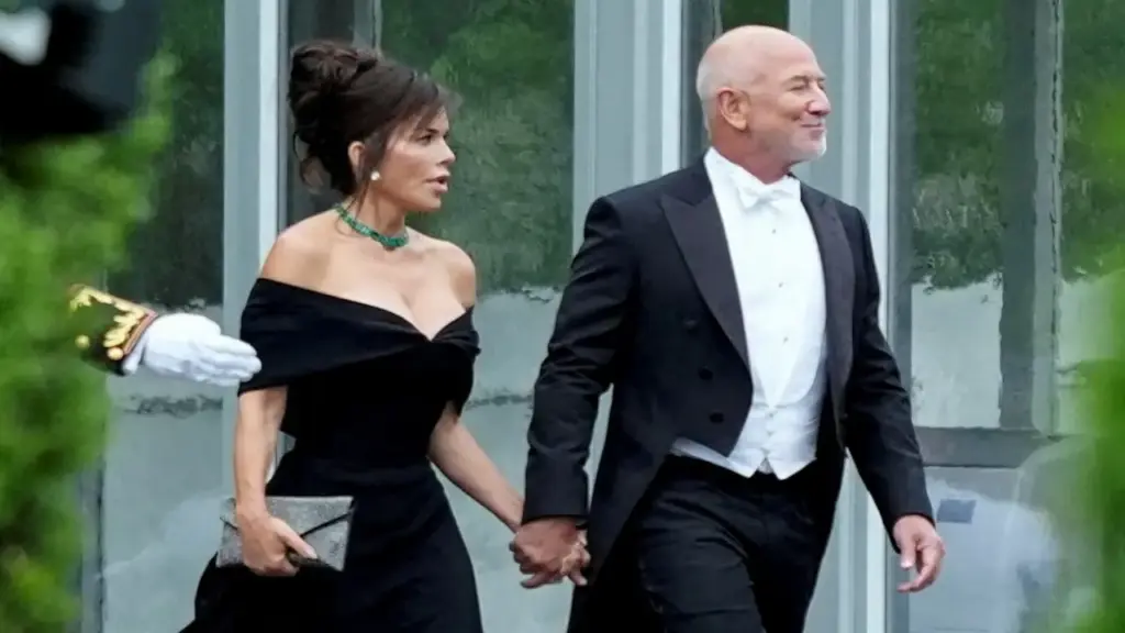 Vợ tỷ phú Jeff Bezos diện đầm xẻ ngực dự tiệc ở Nhà Trắng
