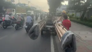Xe ba bánh chở tôn, thép dài loằng ngoằng: CSGT TP.HCM xử lý gần 200 trường hợp