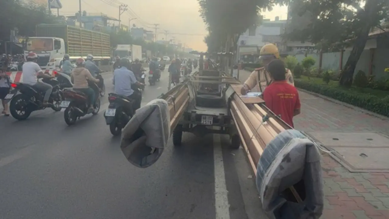 Xe ba bánh chở tôn, thép dài loằng ngoằng: CSGT TP.HCM xử lý gần 200 trường hợp