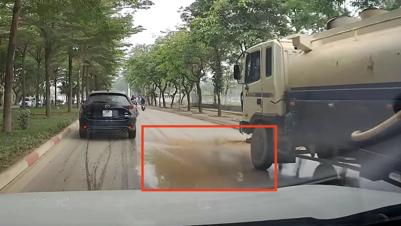 Xe bồn phun nước bùn đất ra đường phố Hà Nội
