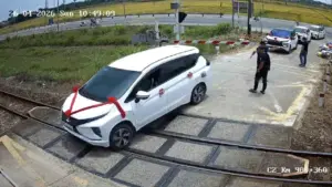 Xe đám cưới tính 'thông chốt' khi gác chắn đã hạ: Xe mắc kẹt rồi thoát trong gang tấc