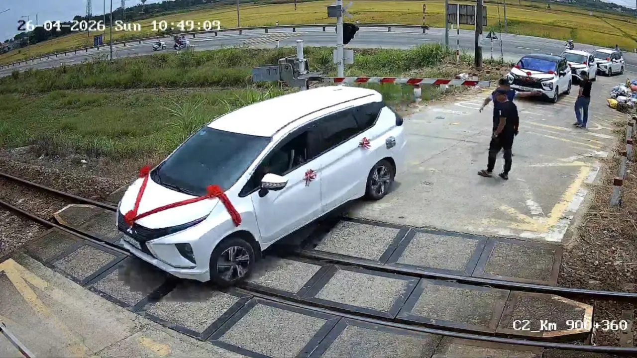 Xe đám cưới tính 'thông chốt' khi gác chắn đã hạ: Xe mắc kẹt rồi thoát trong gang tấc
