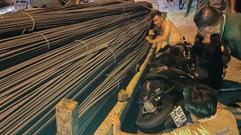 Xe đầu kéo chở thép đè bẹp xe máy trên quốc lộ 1